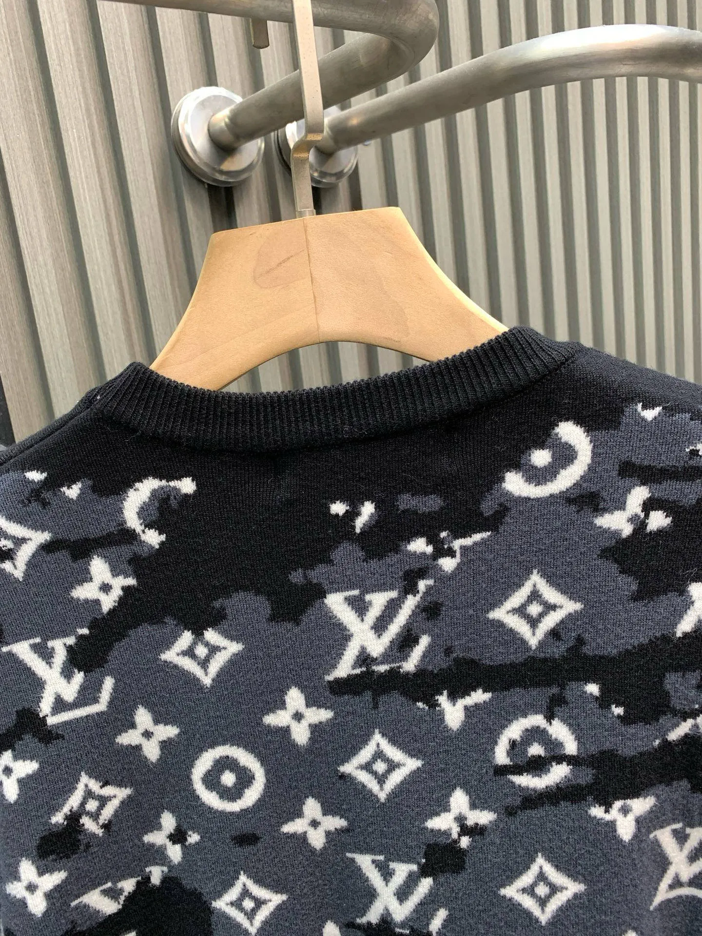 🅿️350 🀄️ Louis Vuitton Louis Vuitton 25*Lv rendering gradient same style distressed antique pullover sweater for men and women. Match-dyed wool blended cotton yarn. High weight and high density. Ultra-high quality. The wool is soft, delicate and skin-friendly. Soft and silky to the touch. Match-dyed high weight cotton yarn. Ensures no color difference. Uses four-hollow knitting method. Tight and textured. Durable, non-deformable and not easy to pilling. It has a soft and warm comfort that doesn’t stick to the body when worn alone. Classic knitted clothing is reinterpreted with exquisite details and iconic brand symbols to reinterpret the charming charm. This cardigan is made of knitted cotton and wool blended fabrics with comprehensive heavy-duty jacquard craftsmanship. All products are produced on imported looms. The details are clearly visible. A full set of customized trademarks, hang tags, and wash marks. The highest version on the market.